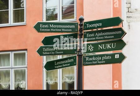 Wegweiser mit einer Gruppe von Zeichen in der Altstadt von Tallinn, Estland Stockfoto