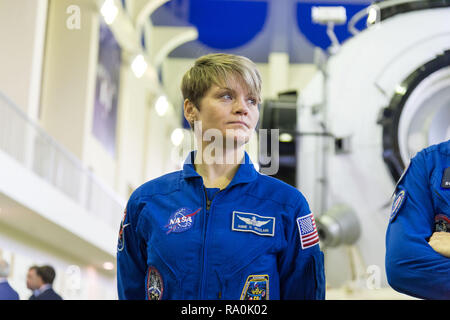 Internationale Raumstation ISS Expedition 58 Crew Mitglied Anne McClain der NASA hört einen Reporter Fragen an der Gagarin Cosmonaut Training Centre 13. November 2018 in Star City, Russland. Expedition 58 Crew sind geplant 3. Dezember vom Kosmodrom Baikonur in Kasachstan für eine sechs-und-ein-halb Monat Mission auf der Internationalen Raumstation zu starten. Stockfoto