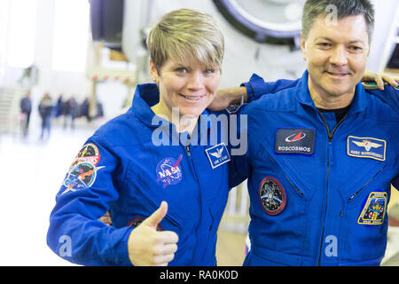 Internationale Raumstation ISS Expedition 58 Crew Mitglied Anne McClain der NASA und Oleg Kononenko von roskosmos posieren für die Fotografen an Gagarin Cosmonaut Training Centre 13. November 2018 in Star City, Russland. Expedition 58 Crew sind geplant 3. Dezember vom Kosmodrom Baikonur in Kasachstan für eine sechs-und-ein-halb Monat Mission auf der Internationalen Raumstation zu starten. Stockfoto