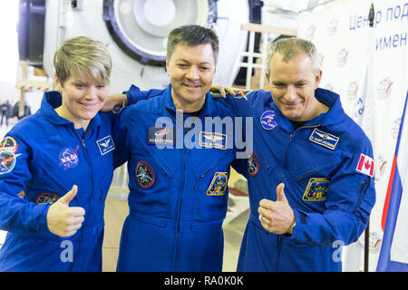 Internationale Raumstation ISS Expedition 58 Crew Mitglied Anne McClain der NASA, Links, Oleg Kononenko von Roskosmos, Mitte, und David Saint-Jacques der Kanadischen Raumfahrtagentur posieren für die Fotografen an Gagarin Cosmonaut Training Centre 13. November 2018 in Star City, Russland. Expedition 58 Crew sind geplant 3. Dezember vom Kosmodrom Baikonur in Kasachstan für eine sechs-und-ein-halb Monat Mission auf der Internationalen Raumstation zu starten. Stockfoto