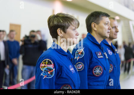 Internationale Raumstation ISS Expedition 58 Crew Mitglied Anne McClain der NASA, Links, Oleg Kononenko von Roskosmos, Mitte, und David Saint-Jacques der Kanadischen Raumfahrtagentur Bericht für ihre Qualifikation Prüfungen an der Gagarin Cosmonaut Training Centre 13. November 2018 in Star City, Russland. Expedition 58 Crew sind geplant 3. Dezember vom Kosmodrom Baikonur in Kasachstan für eine sechs-und-ein-halb Monat Mission auf der Internationalen Raumstation zu starten. Stockfoto