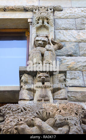 HELSINKI, Finnland - 23. Juli 2013: Wand Skulptur mit Bären auf der Außenseite eines historischen Gebäudes Stockfoto