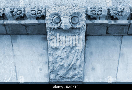 HELSINKI, Finnland - 23. Juli 2013: Eule geformte Skulptur auf einer Außenwand eines historischen Gebäudes Stockfoto