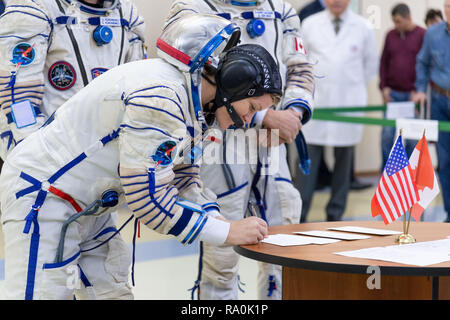 Internationale Raumstation ISS Expedition 58 Crew Mitglied Anne McClain der NASA Zeichen für den letzten Tag der Qualifikation Prüfungen an der Gagarin Cosmonaut Training Centre 14. November 2018 in Star City, Russland. Die drei sind geplant 3. Dezember vom Kosmodrom Baikonur in Kasachstan für eine sechs-und-ein-halb Monat Mission auf der Internationalen Raumstation zu starten. Stockfoto