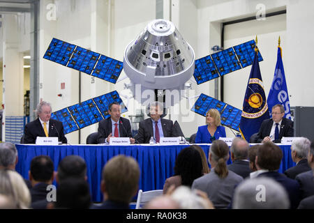 Die NASA und der Europäischen Weltraumorganisation Senior Manager beantworten Fragen während der Stromversorgung Exploration Mission Zeremonie in der Neil Armstrong und Kasse Gebäude Hochregallager im Kennedy Space Center November 16, 2018 in Cape Canaveral, Florida. Von links, sind Bill Hill, Deputy associate Administrator für Exploration der Systementwicklung; Phillippe Deloo, europäisches Service Modul Program Manager bei ESA; Mark Kirasich, Orion Programm Manager am Johnson Space Center in Houston; Sue Motil, Orion europäischen Service Modul Integration Manager am Glenn Research Center; und Jan Worner, ESA-d Stockfoto