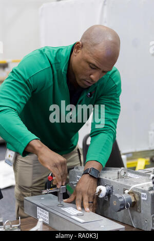 NASA Commercial Crew astronaut Victor Glover Züge mit Extra Vehicular Activity tools und hardware in Space Shuttle-start am Johnson Space Center, 12. September 2018 in Houston, Texas. Glover ist der SpaceX Crew Dragon zweiten bemannten Flug zugewiesen. Stockfoto