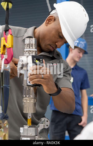 NASA Commercial Crew astronaut Victor Glover Züge mit Extra Vehicular Activity tools und hardware in Space Shuttle-start am Johnson Space Center August 21, 2018 in Houston, Texas. Glover ist der SpaceX Crew Dragon zweiten bemannten Flug zugewiesen. Stockfoto