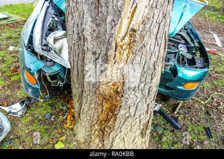 Autoabsturzbaum, abgestürztes Auto zu einem Baumstamm, Tschechische Republik Vorderansicht Stockfoto