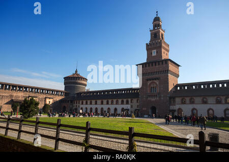Mailand, Italien, 5. DEZEMBER 2018 - Castello Sforzesco Schlosshof in Mailand, Italien Stockfoto