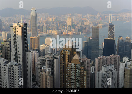 12.10.2014, Hongkong, Volksrepublik China, Asien - Ein Blick vom Victoria Peak auf das Stadtpanorama von Hongkong mit dem Victoria Harbour und dem Sta Stockfoto