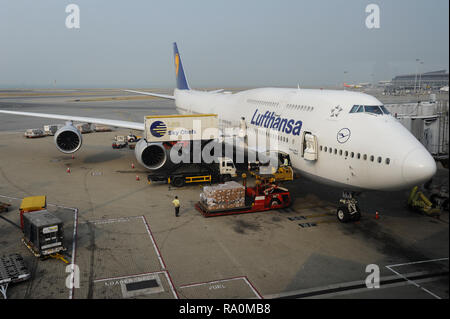 14.10.2014, Hongkong, China, Asien - Ein Passagierflugzeug der Lufthansa parkt ein einem Tor mit dem internationalen Flughafen Chek Lap Kok. Lufthansa Stockfoto