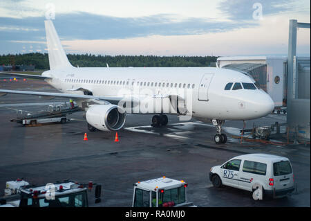22.06.2018 - Helsinki, Finnland, Europa - Eine Passagiermaschine vom Typ Airbus A320 der Leasingfirma Getjet parkt nach der Landung am Gate mit dem Fl Stockfoto