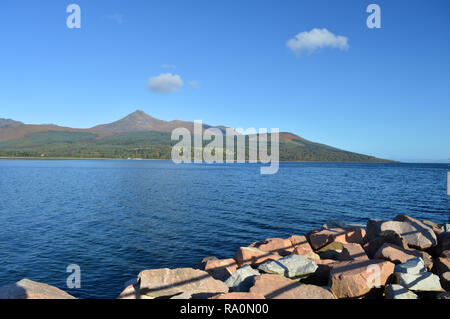 Blick von der Fähre, Brodick Hafen auf die Insel Arran Stockfoto