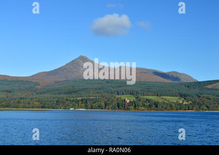 Blick von der Fähre, Brodick Hafen auf die Insel Arran Stockfoto