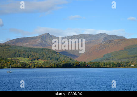 Blick von der Fähre, Brodick Hafen auf die Insel Arran Stockfoto