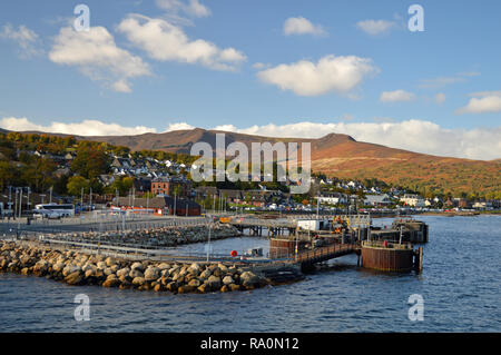 Blick auf die Stadt von der Fähre, die brodick Brodick Hafen auf die Insel Arran Stockfoto