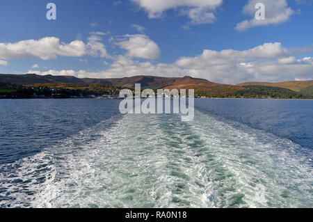 Blick von der Fähre, Brodick Hafen auf die Insel Arran Stockfoto