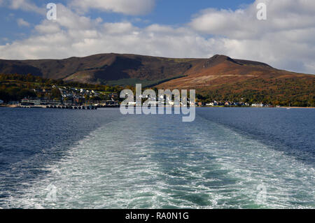 Blick von der Fähre, Brodick Hafen auf die Insel Arran Stockfoto