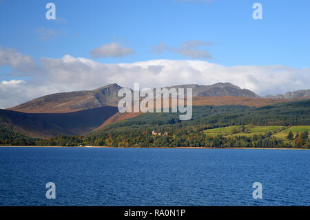 Blick von der Fähre, Brodick Hafen auf die Insel Arran Stockfoto