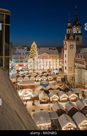 03.12.2010, Chemnitz, Sachsen, Deutschland - Der Weihnachtsmarkt von Chemnitz in Sachsen in der blauen Stunde. 0 UX101203 D 278 CAROEX.JPG - nicht für den Verkauf in G E R M Stockfoto