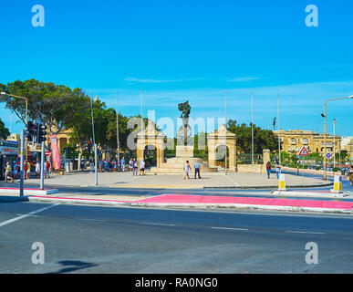 FLORIANA, MALTA - 18. JUNI 2018: Ensemble von Independence Monument, am Eingang zum Mall Gärten, am 18. Juni in Floriana. Stockfoto