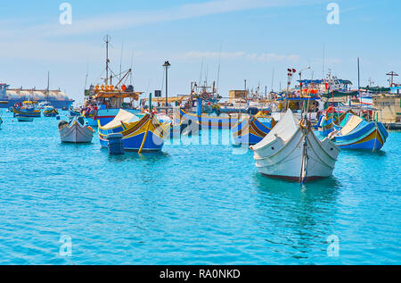 Traditionelle luzzu Boote sind benachbarte mit Angeln Fischkutter im Hafen von Marsaxlokk, Malta. Stockfoto