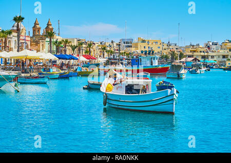 MARSAXLOKK, MALTA - 18. Juni 2018: Die Küste des Dorfes ist mit Wohnquartiere belegt, historische Bauten, touristischen Markt und Cafés, auf Stockfoto