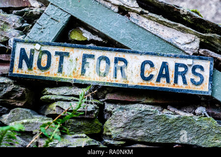 Nicht für Autos Sign on track Helm Crag in der Nähe von Grasmere, Lake District, Cumbria Stockfoto