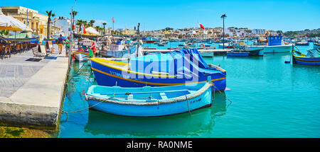 MARSAXLOKK, MALTA - 18. JUNI 2018: Der beliebte Ferienort ist berühmt für die schönen Orte, wie Marina, oft voller Traditionelle bunte Lu Stockfoto