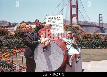 Vater in einem Anzug und Krawatte stellt mit seinen Kindern vor der Golden Gate Bridge, San Francisco, Kalifornien, USA Stockfoto