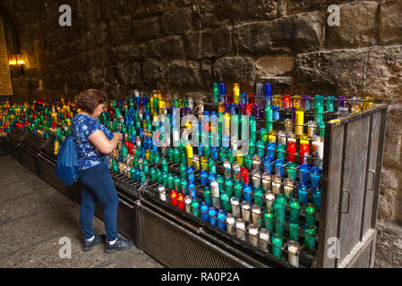 Bunte Gebet Kerzen an das Kloster Montserrat, Montserrat, Barcelona, Spanien Stockfoto