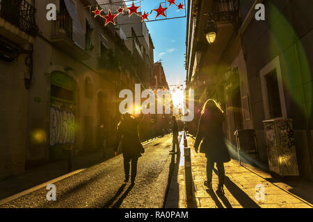 Barcelona, Spanien - 19 November 2017 - Touristen zu Fuß gegen die Sonne Licht in den Straßen von Barcelona Stockfoto