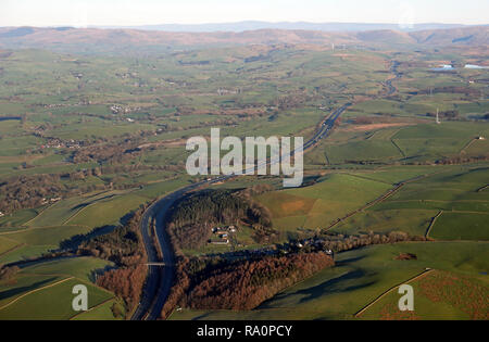 Luftaufnahme Blick nach Norden auf die M6 in Lancashire, südlich von Kendal, wie es der Wind in Richtung Cumbria Stockfoto