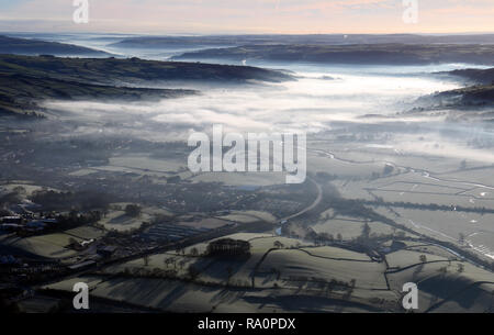 Luftaufnahme Blick nach Süden von einem nebligen Tal bei Skipton, North Yorkshire Stockfoto