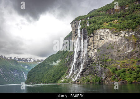 Ein Wasserfall in der Mitte der Fjorde von Norwegen in einem trüben Regentag Stockfoto