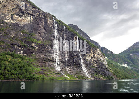 Paar Wasserfall in der Mitte der Fjorde von Norwegen in einem trüben Regentag Stockfoto