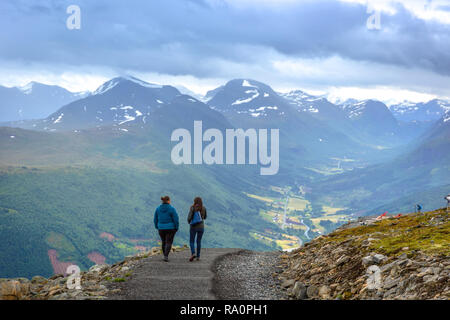 Fjorde, Norwegen - 5. Juni 2018 - Zwei Frau Wandern auf einem Weg in die Spitze der Fjorde mit einer schönen Berglandschaft im Hintergrund in Norwegen Stockfoto