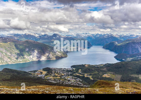 Einen schönen Blick auf die Fjorde von Norwegen in einem bewölkten Sommertag Stockfoto