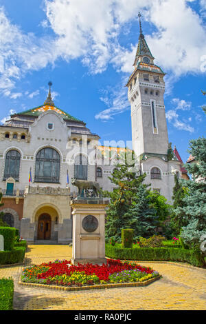 Der Palast von Targu Mures. Die Statue ist eine Nachbildung der Kapitolinischen Wolf. Stockfoto