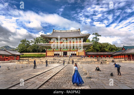 Seoul, Südkorea - Okt 6 2018 - Lokale Dressing mit traditioneller Kleidung vor einem Tempel in Seoul in einem blauen Himmel Tag in Südkorea Stockfoto