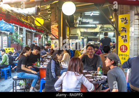 Seoul, Südkorea - Okt 5 2018 - große Gruppe von Einheimischen mit Abendessen in einem traditionellen Open air Restaurant in Seoul in Südkorea Stockfoto