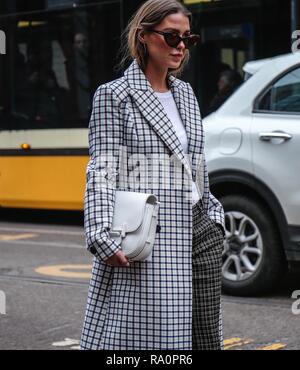 Mailand, Italien - 22. Februar 2018: Frauen auf der Straße, die im Rahmen der Mailänder Modewoche. Stockfoto