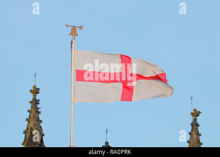 St George's Flagge hoch und stolz über Swillington auf St Mary's Church Tower. Stockfoto