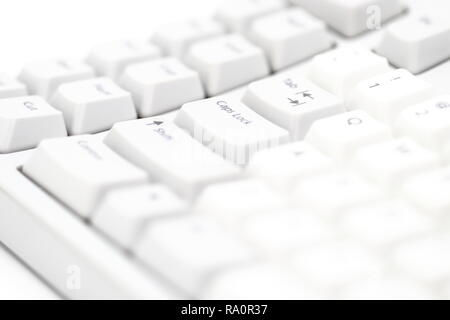 Moderne Computer-Tastatur. Einige Teile der weißen Computer-Tastatur, Fokus auf spezielle Taste 'Caps Lock'. Stockfoto