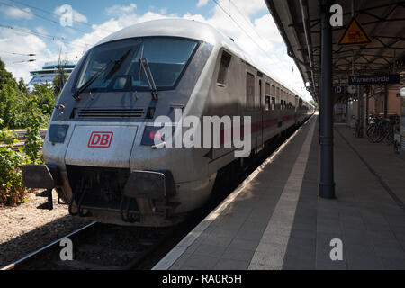 Deutsche Bahn DB high speed Deutschen intercity Personenzug auf Plattform. Warnemünde Deutschland Stockfoto