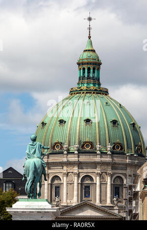 Kopenhagen, Dänemark. Frederik's Kirche, im Volksmund Marmor Kirche bekannt und das Schloss Amalienborg mit Statue von Friedrich V. in Kopenhagen Stockfoto