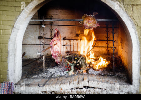 Fleisch gegrillt in Pizzaofen Kreta Griechenland Stockfoto