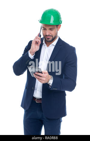 Junge Construction Manager aufrufen und mit Tablet auf weißem Hintergrund Stockfoto