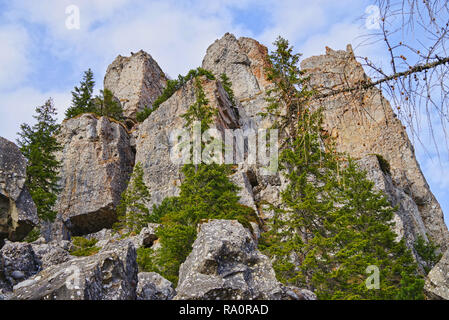 Riesige Rock Mountain in der Natur, in der einige Bäume, die auf dem Felsen Stockfoto