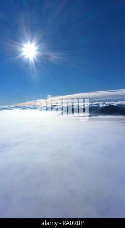 Morgensonne über niedrige Wolken, drone Luftaufnahme Stockfoto